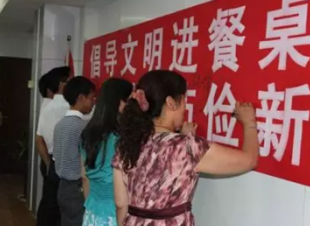 守护校园“舌尖安全” 倡导节俭用餐新风